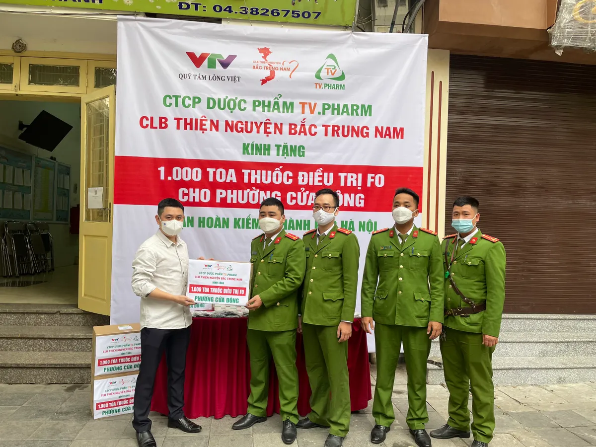 10.000 toa thuốc hỗ trợ điều trị F0 đang được trao tới tay người dân Hà Nội - Ảnh 4.