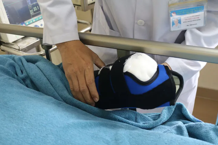 Bàn tay dập nát, thương tật suốt đời chỉ vì tai nạn pháo nổ - Ảnh 1. Bàn tay dập nát, thương tật suốt đời chỉ vì tai nạn pháo nổ - Ảnh 1.