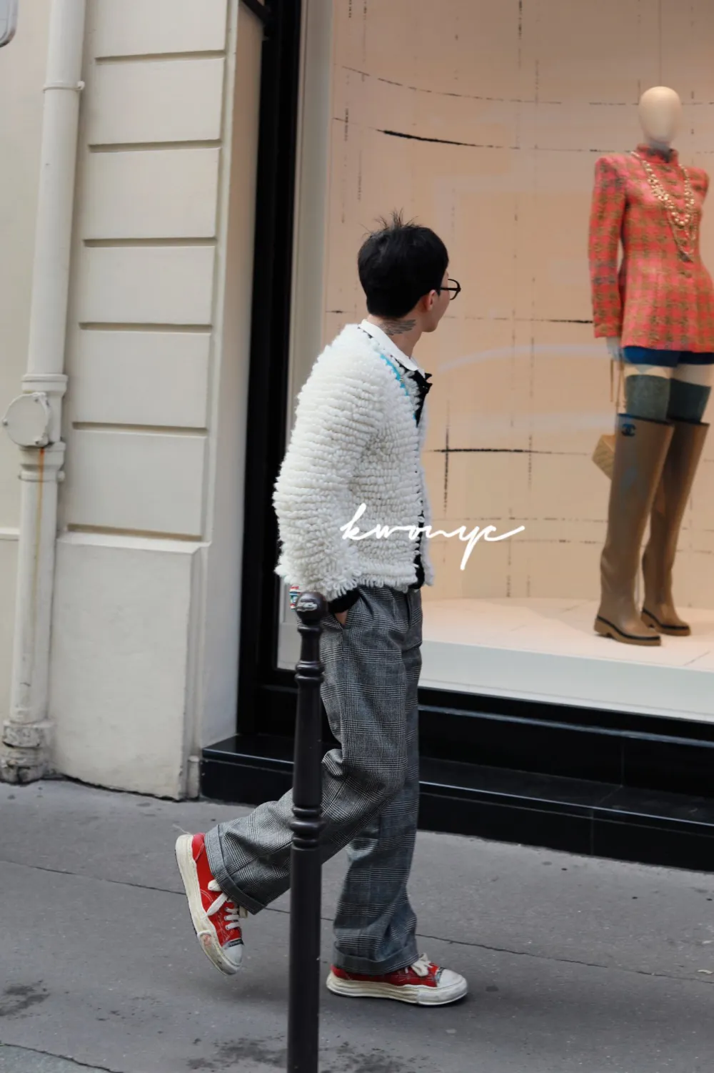 G-Dragon bảnh bao trên đường phố Paris - Ảnh 3.