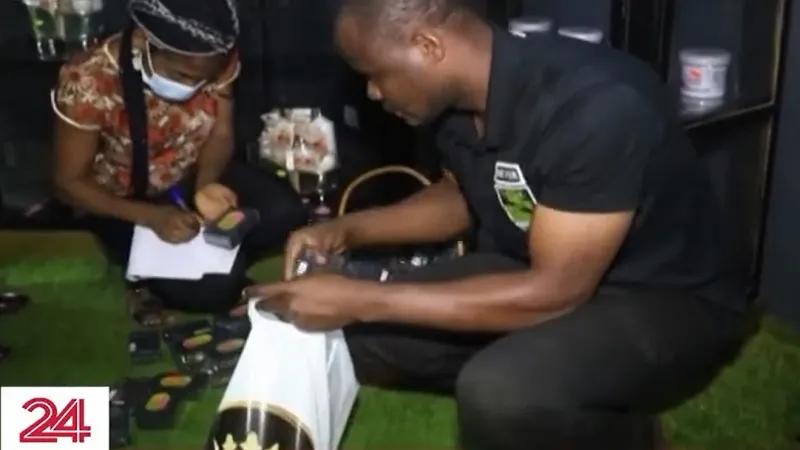 Tr&agrave;n lan sản phẩm l&agrave;m trắng da độc hại tại Cameroon - Ảnh 1.