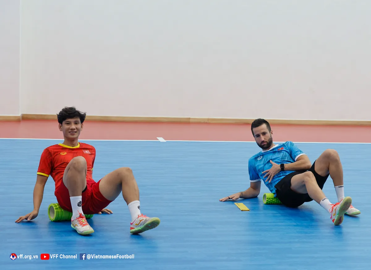 ĐT futsal Việt Nam thoải mái tinh thần trước trận đấu với Nhật Bản - Ảnh 5.