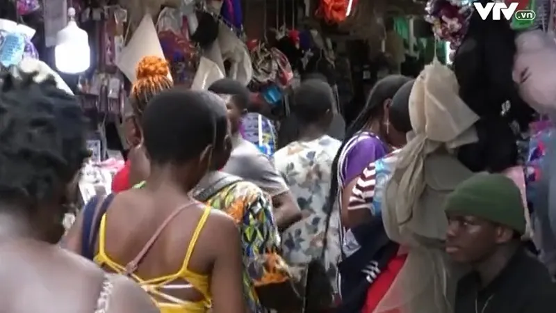 Tr&agrave;n lan sản phẩm l&agrave;m trắng da độc hại tại Cameroon - Ảnh 2.