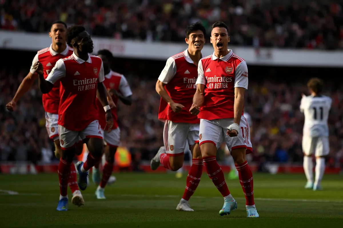 Arsenal 3-2 Liverpool: Saka lập cú đúp bàn thắng, Pháo thủ dẫn đầu Ngoại hạng Anh - Ảnh 1.