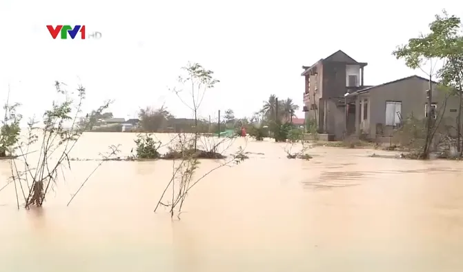 Mưa lớn nhiều ngày tại Thừa Thiên Huế khiến nước lũ tràn qua Quốc lộ 1 - Ảnh 2.