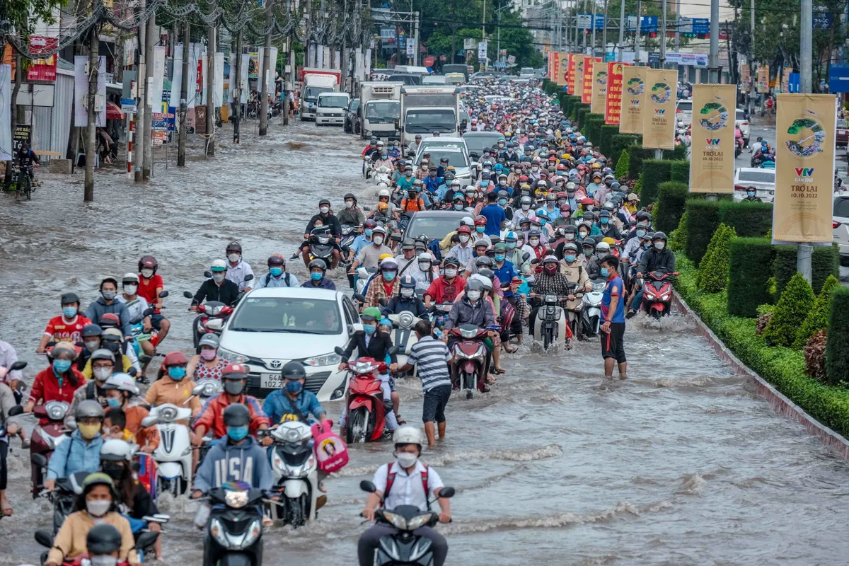 Cần Thơ: Triều cường đạt đỉnh gây ngập nhiều tuyến đường - Ảnh 3.