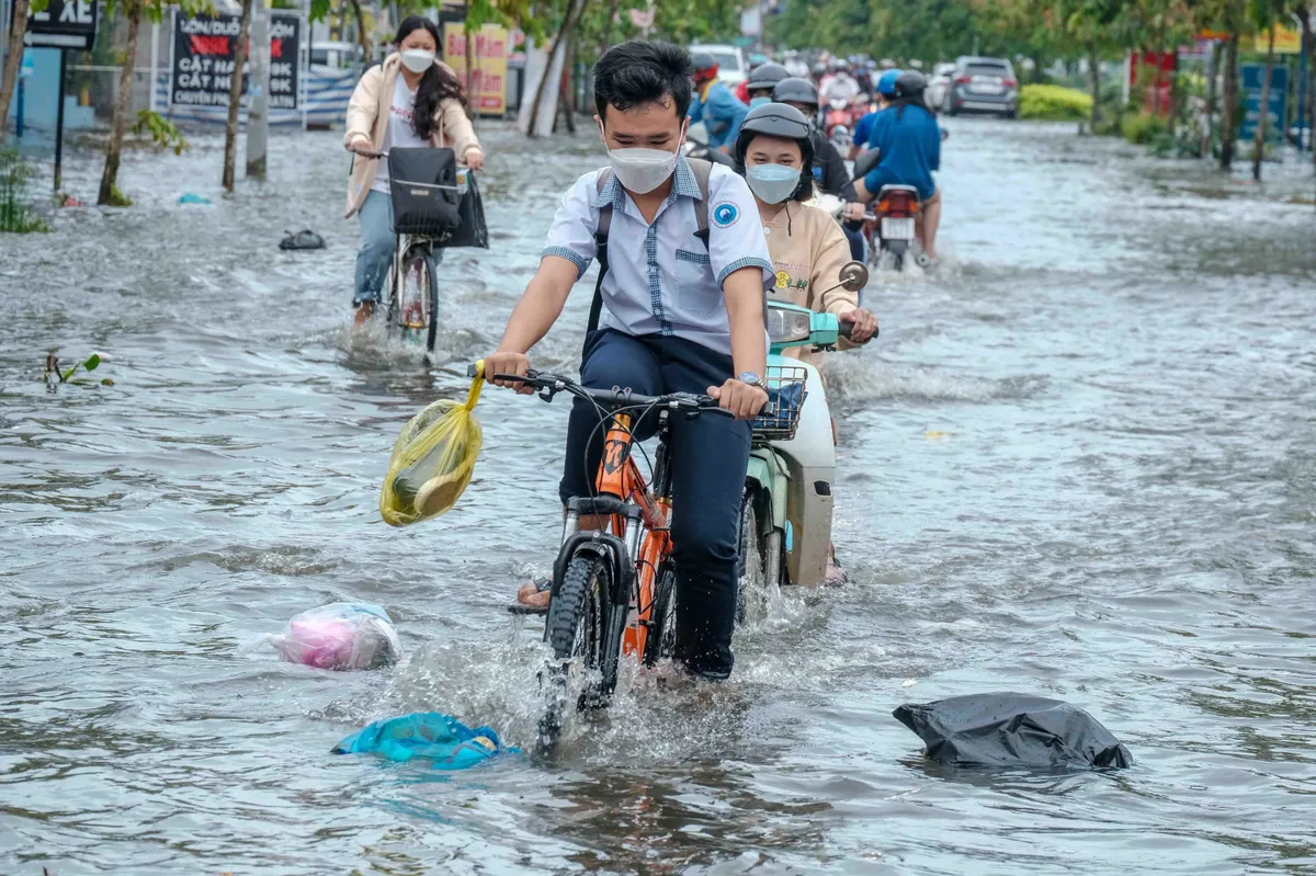 Cần Thơ: Triều cường đạt đỉnh gây ngập nhiều tuyến đường - Ảnh 4.