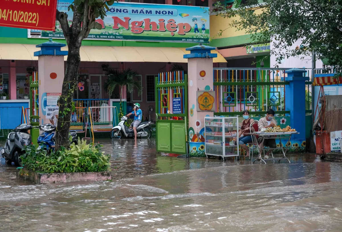Cần Thơ: Triều cường đạt đỉnh gây ngập nhiều tuyến đường - Ảnh 2.