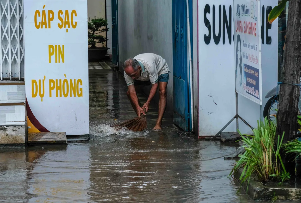 Cần Thơ: Triều cường đạt đỉnh gây ngập nhiều tuyến đường - Ảnh 1.