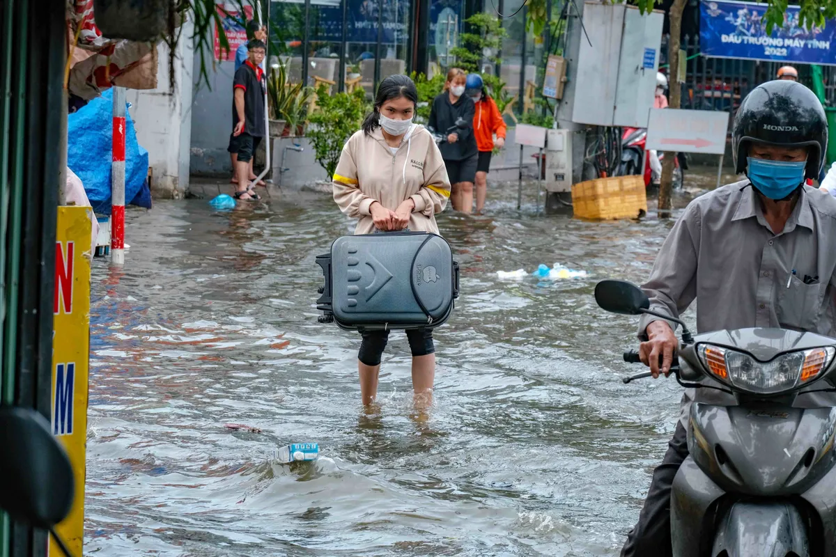 Cần Thơ: Triều cường đạt đỉnh gây ngập nhiều tuyến đường - Ảnh 5.