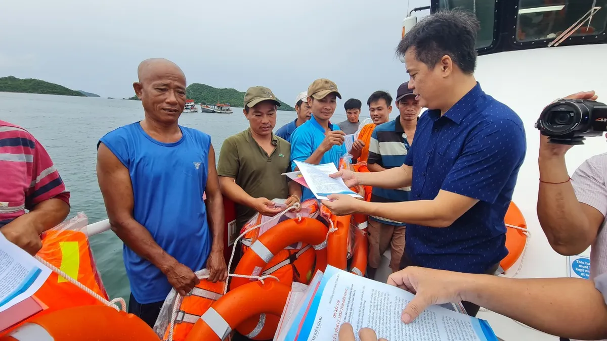 Kiên Giang - Cà Mau phối hợp tuần tra trên biển về khai thác thủy sản - Ảnh 1.