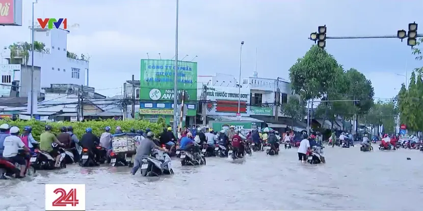 TP Hồ Chí Minh: Triều cường đạt đỉnh, nước tràn vào nhà dân - Ảnh 1.