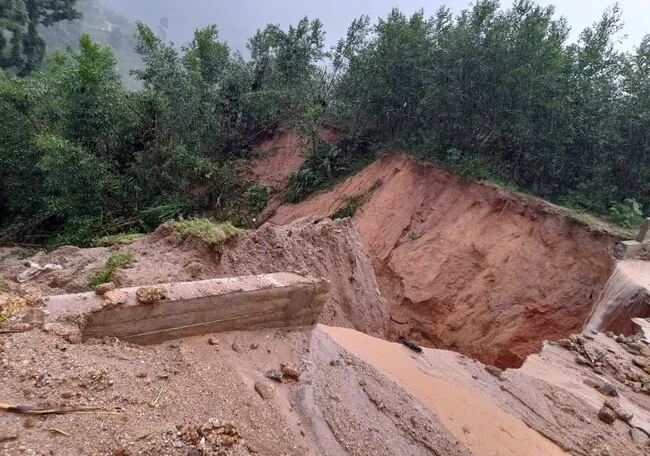 Bình Định: Giao thông bị chia cắt do sạt lở - Ảnh 1.