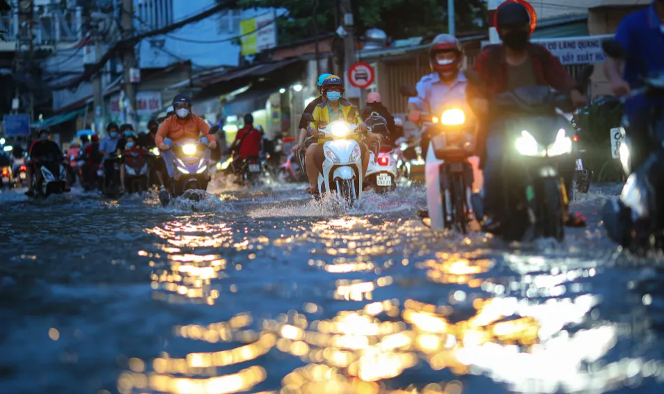 Triều cường đạt đỉnh, nhiều tuyến đường tại TP Hồ Chí Minh biến thành sông - Ảnh 1.