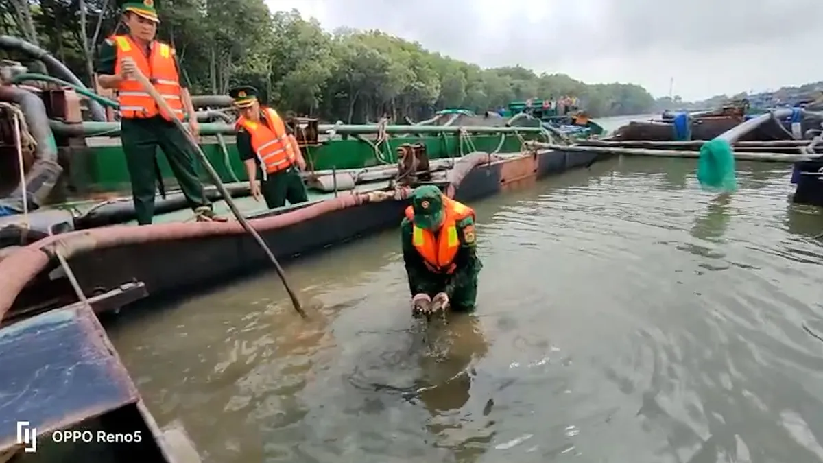 Biên phòng mật phục bắt 3 tàu hút cát trộm ở biển Cần Giờ trong đêm - Ảnh 1.