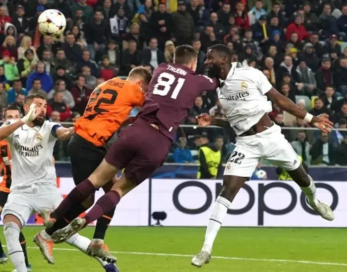 Rudiger phải khâu 20 mũi sau khi giúp Real giữ lại 1 điểm - Ảnh 1. Rudiger phải khâu 20 mũi sau khi giúp Real giữ lại 1 điểm - Ảnh 1.