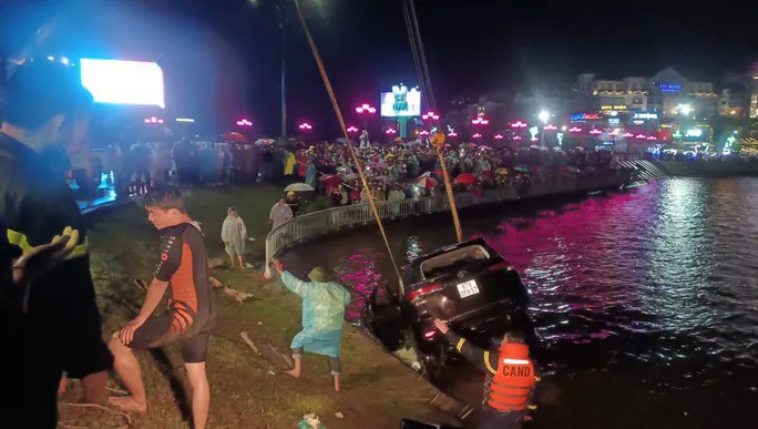 Đ&agrave; Lạt: &Ocirc; t&ocirc; lao xuống hồ Xu&acirc;n Hương, đ&atilde; t&igrave;m thấy 2 thi thể - Ảnh 6.