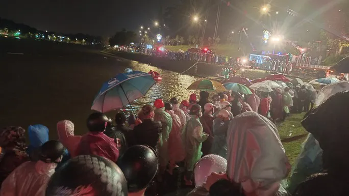 Đ&agrave; Lạt: &Ocirc; t&ocirc; lao xuống hồ Xu&acirc;n Hương, đ&atilde; t&igrave;m thấy 2 thi thể - Ảnh 1.