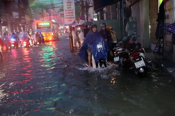 Áp thấp nhiệt đới gây mưa lớn kéo dài, ngập úng diện rộng tại miền Trung - Ảnh 10.