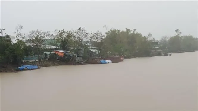 Áp thấp nhiệt đới gây mưa lớn kéo dài, ngập úng diện rộng tại miền Trung - Ảnh 14.