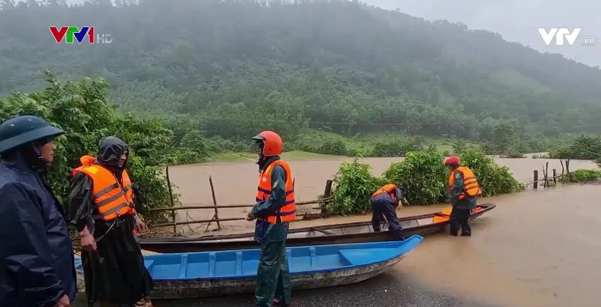 Nước lũ vượt ngầm tràn, nhiều nơi ở Quảng Trị bị chia cắt - Ảnh 1.