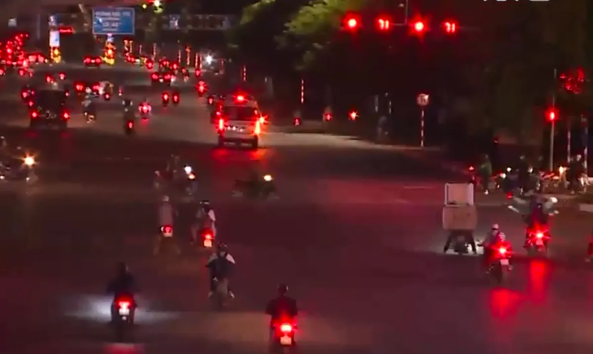Những tuyến phố không ánh đèn giữa lòng Thủ đô - Ảnh 1. Những tuyến phố không ánh đèn giữa lòng Thủ đô - Ảnh 1.