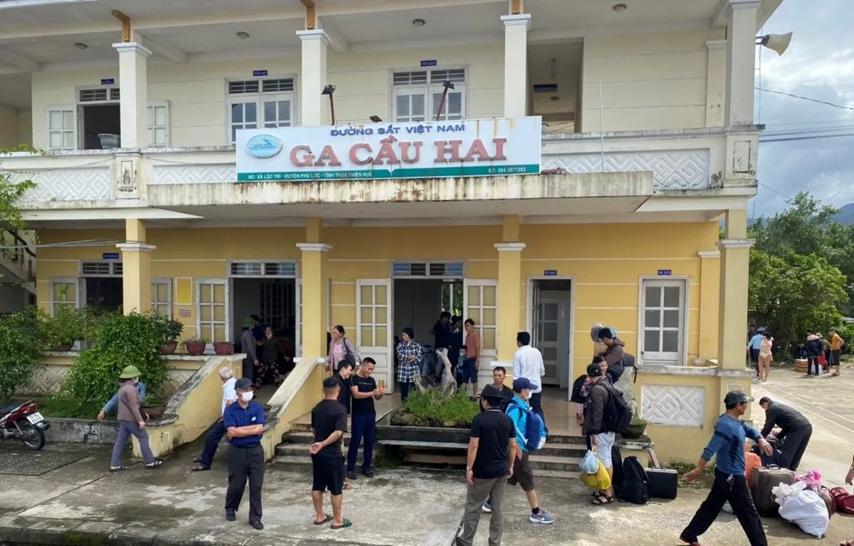 Đường sắt tạm dừng nhiều chuyến t&agrave;u Bắc-Nam - Ảnh 2.