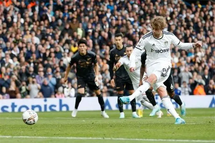 Thắng Leeds, Arsenal bỏ xa Man City 4 điểm - Ảnh 3. Thắng Leeds, Arsenal bỏ xa Man City 4 điểm - Ảnh 3.