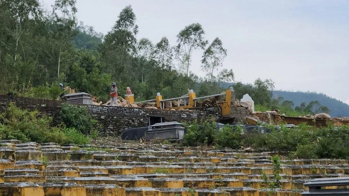 Sạt lở nghiêm trọng tại nghĩa trang lớn nhất Đà Nẵng - Ảnh 7.