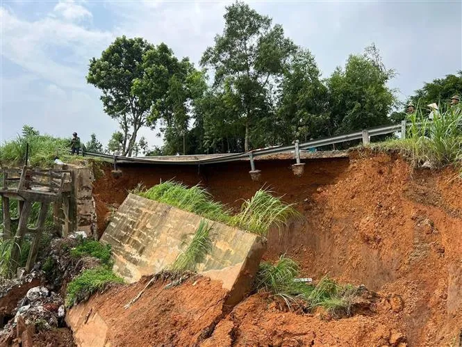 Sạt lở nghiêm trọng bờ sông Đà - Ảnh 8.