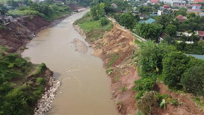 Sạt lở nghiêm trọng bờ sông Đà - Ảnh 10.