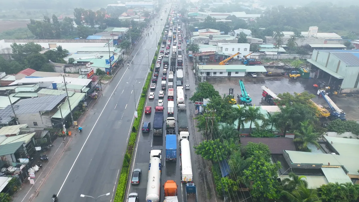 Xe container vượt đèn đỏ gây tai nạn, Quốc lộ 51 kẹt gần 5km - Ảnh 1.