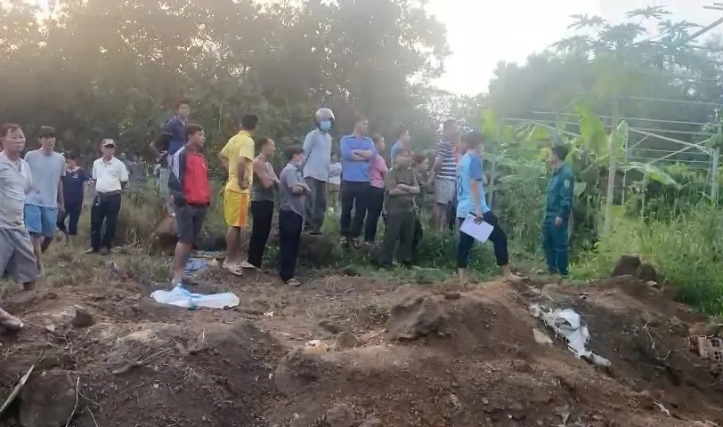 Hai thanh ni&ecirc;n tử vong khi sửa bồn nước, nghi do điện giật - Ảnh 2.