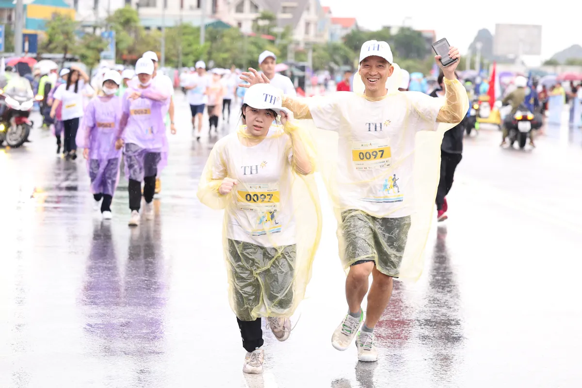 Khoảnh khắc ấn tượng của VĐV nhí trên đường chạy S-Race Family Quảng Ninh - Ảnh 5. Khoảnh khắc ấn tượng của VĐV nhí trên đường chạy S-Race Family Quảng Ninh - Ảnh 5.