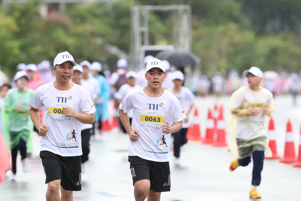 Khoảnh khắc ấn tượng của VĐV nhí trên đường chạy S-Race Family Quảng Ninh - Ảnh 7. Khoảnh khắc ấn tượng của VĐV nhí trên đường chạy S-Race Family Quảng Ninh - Ảnh 7.