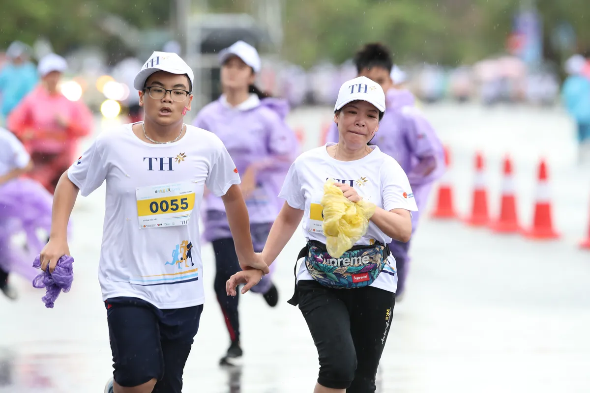 Khoảnh khắc ấn tượng của VĐV nhí trên đường chạy S-Race Family Quảng Ninh - Ảnh 4. Khoảnh khắc ấn tượng của VĐV nhí trên đường chạy S-Race Family Quảng Ninh - Ảnh 4.