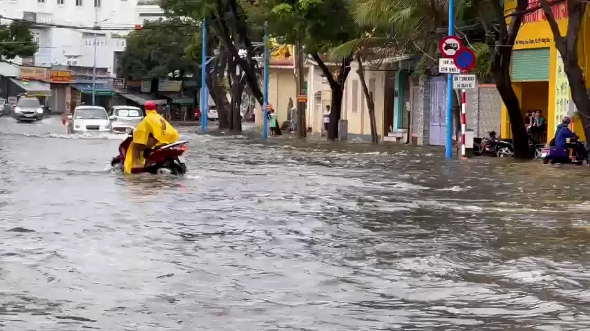 Vũng Tàu: Sạt lở núi, đường biến thành sông, người dân mang lưới ra bắt cá - Ảnh 1.