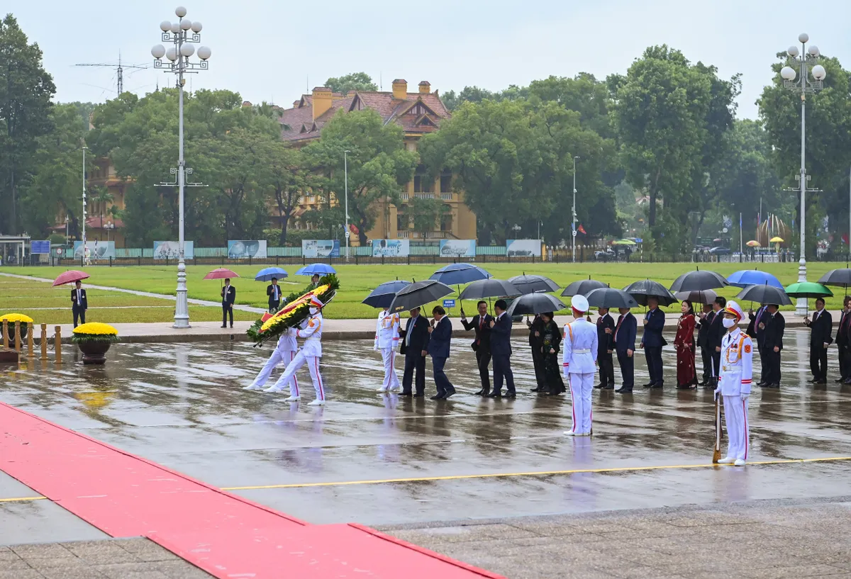 Đại biểu dự Kỳ họp thứ 4, Quốc hội khóa XV vào Lăng viếng Chủ tịch Hồ Chí Minh - Ảnh 1.