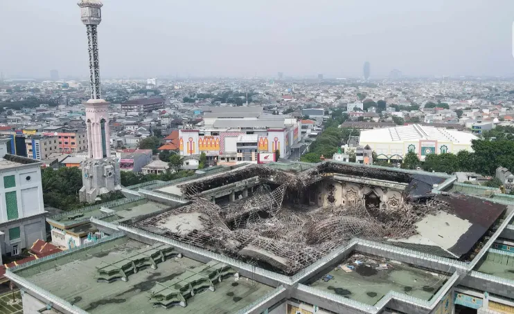 Ch&aacute;y lớn tại nh&agrave; thờ Trung t&acirc;m Hồi gi&aacute;o Jakarta, Indonesia - Ảnh 5.