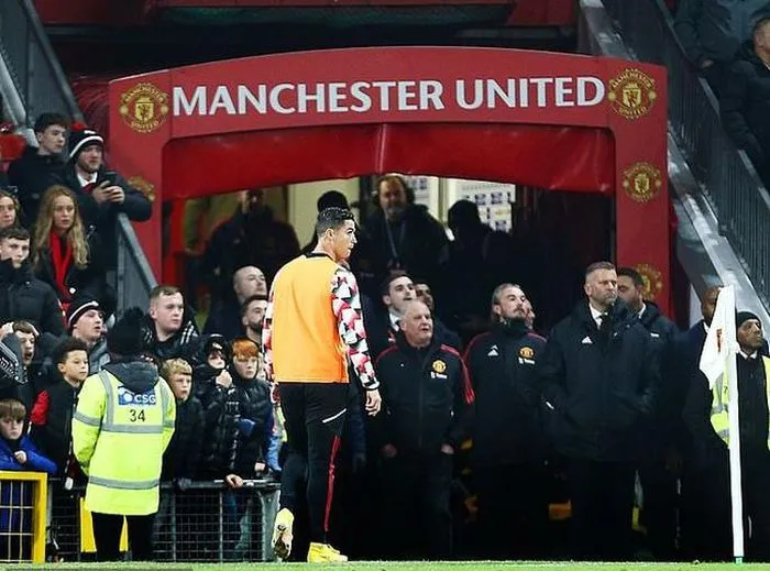 Manchester United gạch tên Ronaldo khỏi đội hình đấu Chelsea - Ảnh 2. Manchester United gạch tên Ronaldo khỏi đội hình đấu Chelsea - Ảnh 2.