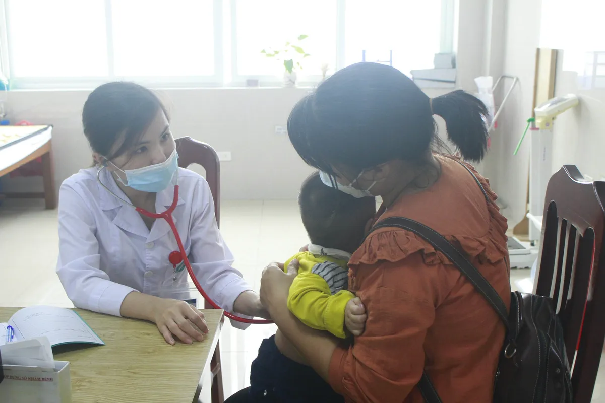 Chuyển mùa, số trẻ nhập viện do bệnh truyền nhiễm tăng đột biến - Ảnh 2. Chuyển mùa, số trẻ nhập viện do bệnh truyền nhiễm tăng đột biến - Ảnh 2.