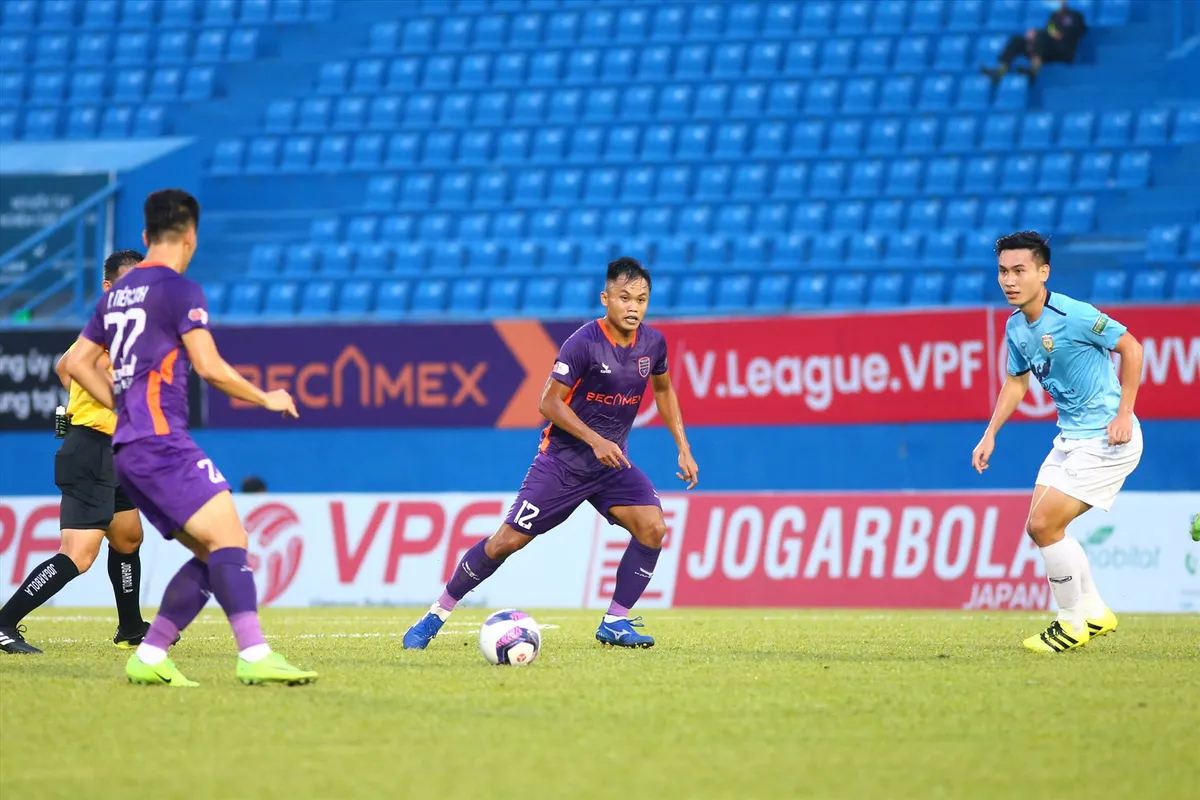 Hồng Lĩnh Hà Tĩnh giành 1 điểm trên sân của Becamex Bình Dương | Vòng 21 V.League 2022 - Ảnh 1. Hồng Lĩnh Hà Tĩnh giành 1 điểm trên sân của Becamex Bình Dương | Vòng 21 V.League 2022 - Ảnh 1.