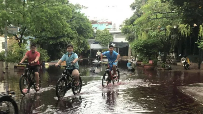 Dòng nước đỏ bất thường tràn vào khu dân cư sau cơn mưa lớn - Ảnh 1.