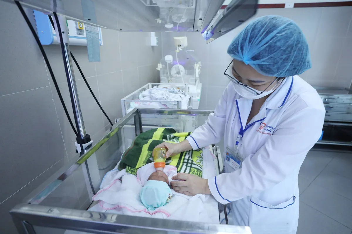 Lạng Sơn: Thời tiết giao mùa, số bệnh nhi nhập viện tăng cao - Ảnh 3.