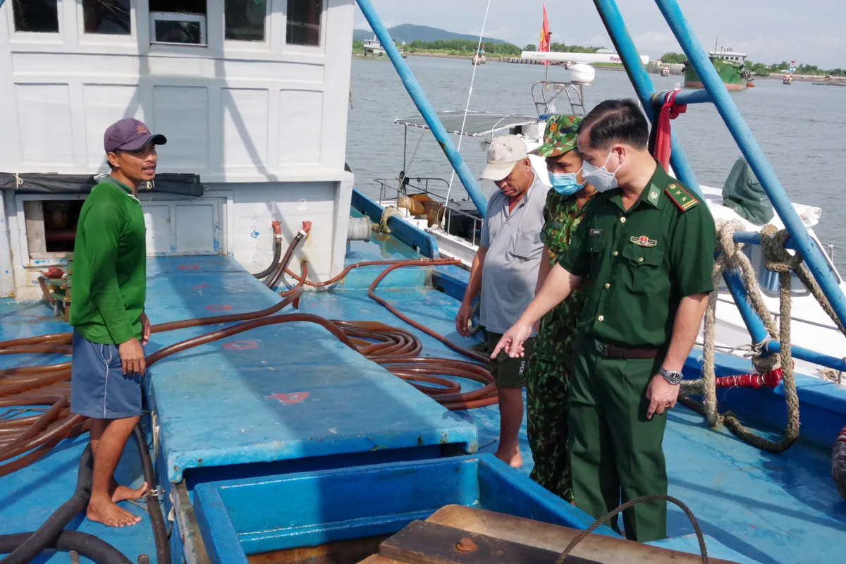 Bà Rịa - Vũng Tàu: Bắt giữ tàu cá vận chuyển 110 ngàn lít dầu DO lậu trên biển - Ảnh 1.