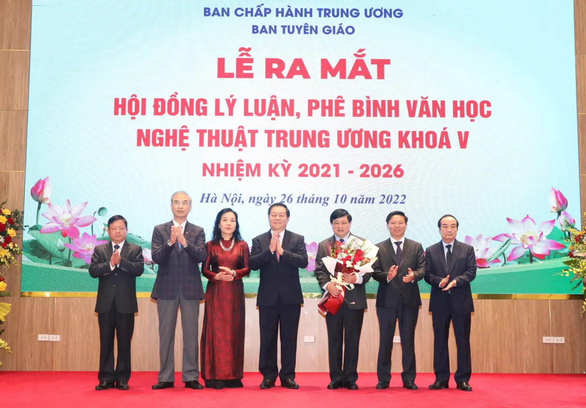 Ra mắt Hội đồng Lý luận, phê bình văn học, nghệ thuật Trung ương - Ảnh 2.