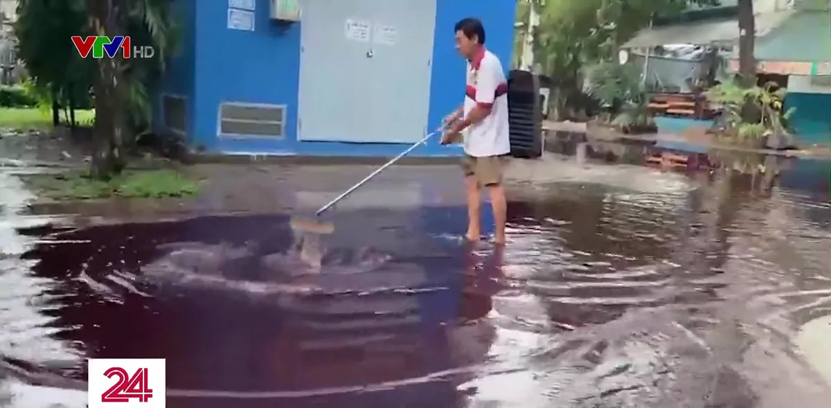 Nước có màu lạ sau mưa lớn ở TP Hồ Chí Minh: Kiểm tra, rà soát các cơ sở sản xuất xả thải - Ảnh 2.