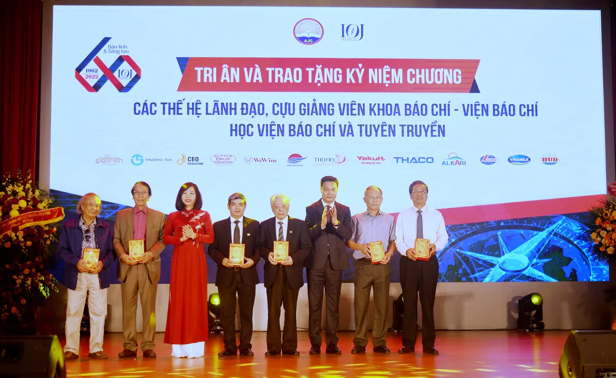 Viện Báo chí, Học viện Báo chí và Tuyên truyền kỷ niệm 60 năm ngày truyền thống - Ảnh 2.