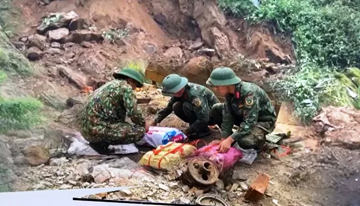 Đánh sập hàng chục hầm khai thác vàng trái phép - Ảnh 1.