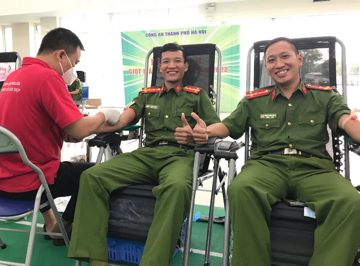 Thu nhận gần 800 đơn vị máu an toàn trong hành trình Giọt máu nghĩa tình - Ảnh 1. Thu nhận gần 800 đơn vị máu an toàn trong hành trình Giọt máu nghĩa tình - Ảnh 1.