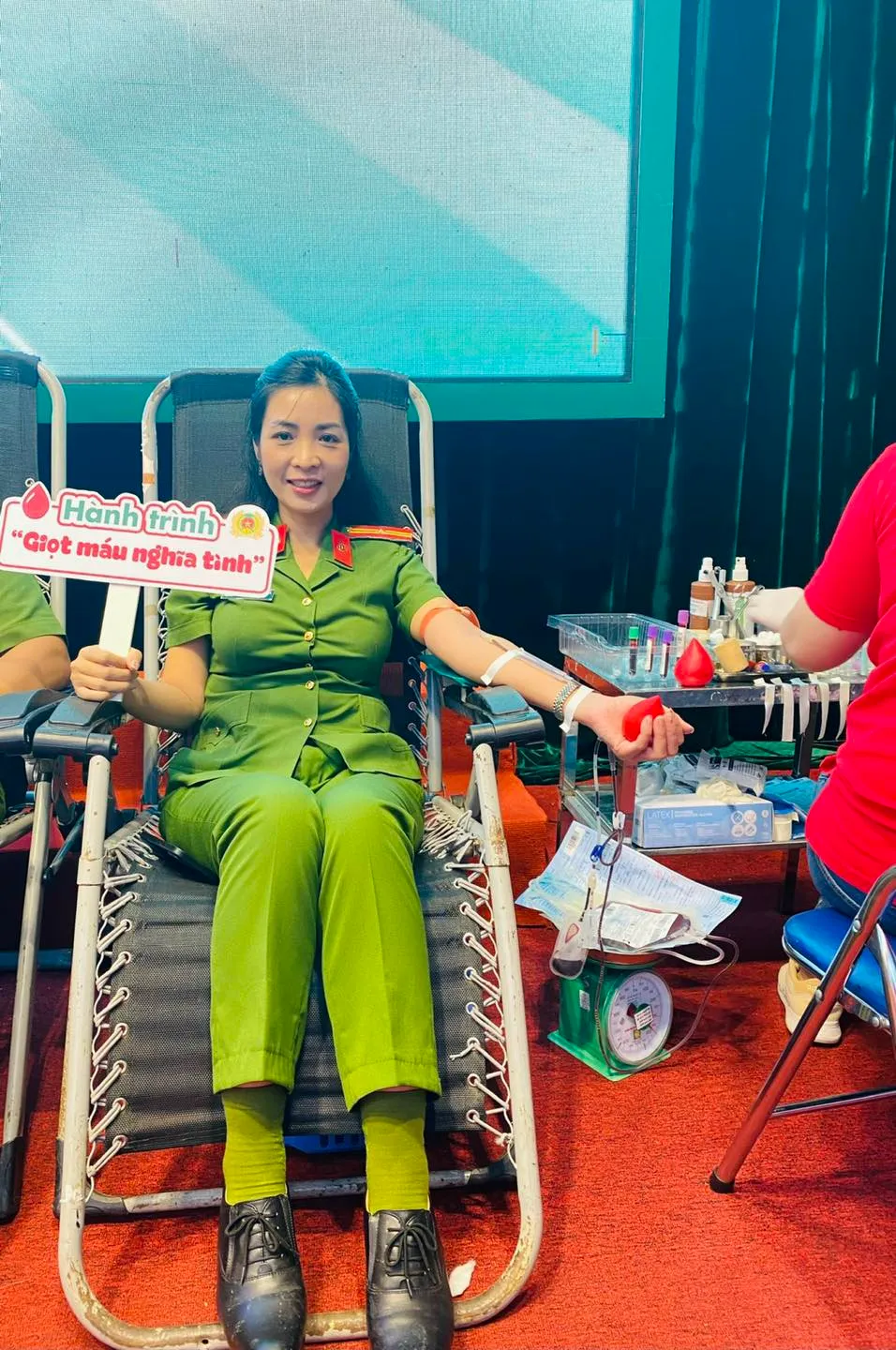 Thu nhận gần 800 đơn vị máu an toàn trong hành trình Giọt máu nghĩa tình - Ảnh 2. Thu nhận gần 800 đơn vị máu an toàn trong hành trình Giọt máu nghĩa tình - Ảnh 2.